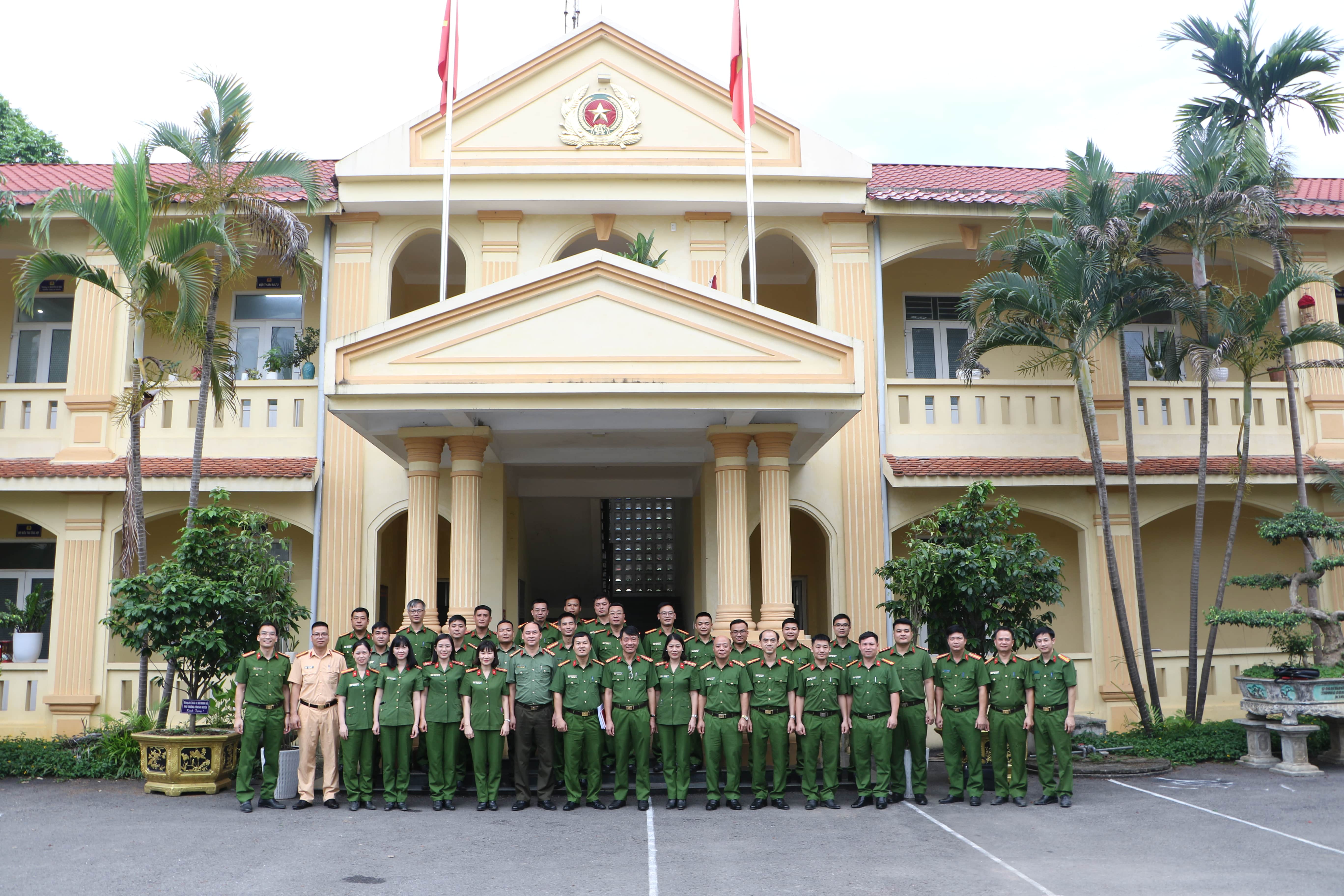 Tọa đàm khoa học “Công tác bảo đảm an ninh, trật tự tại địa bàn cơ sở” tại Công an huyện Yên Thủy, tỉnh Hòa Bình
